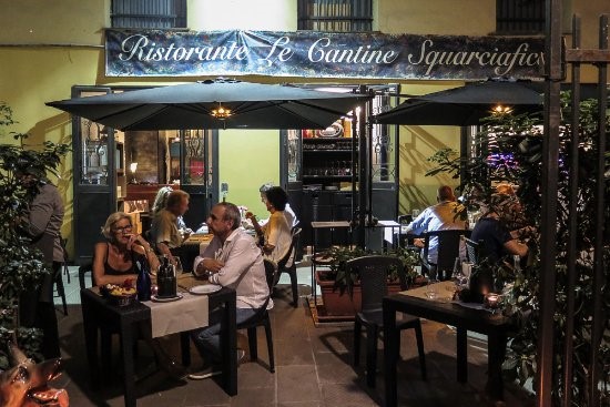 Sebagian Restoran Dengan Hidangan Lezat di Genoa